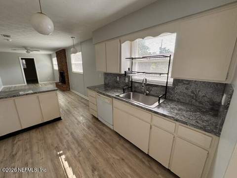 8457 San Ardo Drive, Jacksonville FL - photo 6 of 32