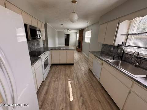 8457 San Ardo Drive, Jacksonville FL - photo 7 of 32