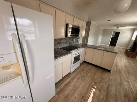 8457 San Ardo Drive, Jacksonville FL - photo 8 of 32