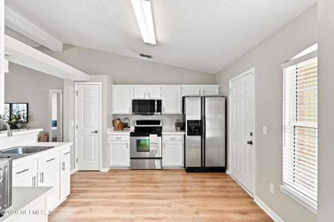12143 Silver Saddle Drive, Jacksonville FL - photo 8 of 38