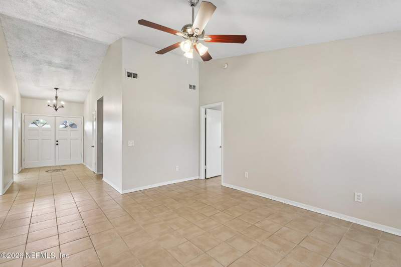 4 bedroom Single Family Residence at 8446 Sand Point Drive, Argyle/chimney Lakes, Jacksonville — photo 4
