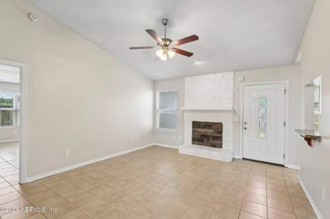 8446 Sand Point Drive, Jacksonville FL - photo 6 of 36