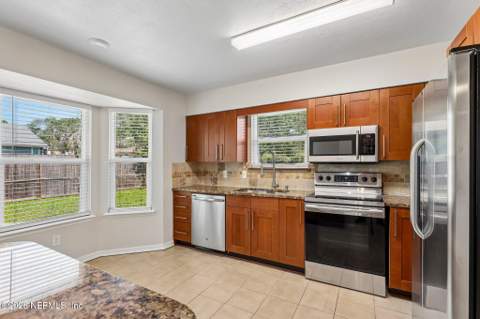 8446 Sand Point Drive, Jacksonville FL - photo 14 of 36