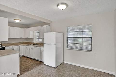 5235 Lexington Avenue, Jacksonville FL - photo 8 of 22