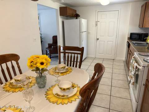 7047 Delisle Drive, Jacksonville FL - photo 8 of 31