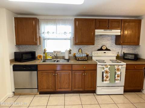7047 Delisle Drive, Jacksonville FL - photo 7 of 31