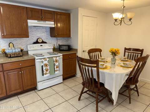 7047 Delisle Drive, Jacksonville FL - photo 6 of 31