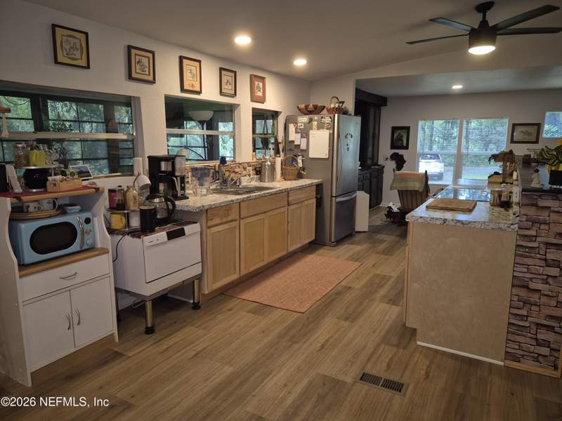 3 bedroom Mobile Home at 737 Junction Road, Crescent City, Crescent City — photo 4