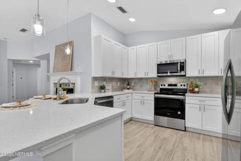 2438 Tyson Lake Drive, Jacksonville FL - photo 19 of 60
