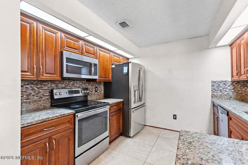 4 bedroom Single Family Residence at 1227 Turtle Creek Drive, Turtle Creek Village, Jacksonville — photo 4
