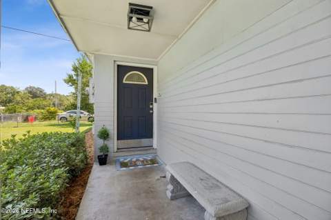 7904 Cezanne Drive, Jacksonville FL - photo 6 of 33