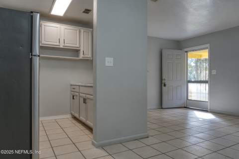 2561 Nicholas Circle, Jacksonville FL - photo 8 of 37