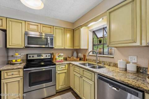 8364 Pointer Drive, Jacksonville FL - photo 14 of 37