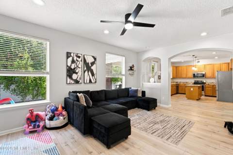 9125 Jennifer Lane, Jacksonville FL - photo 11 of 37