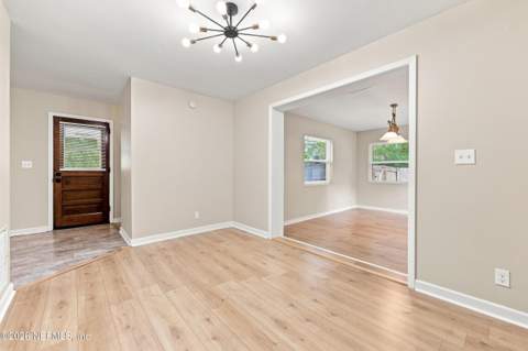 5031 Romilly Drive, Jacksonville FL - photo 7 of 36
