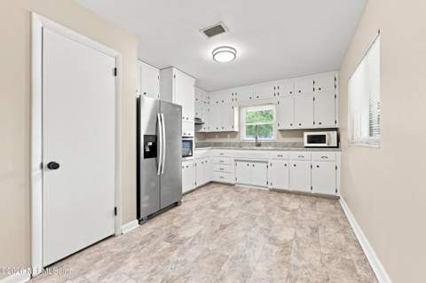 5031 Romilly Drive, Jacksonville FL - photo 15 of 36