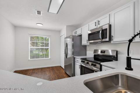1575 Vineland Circle #B, Fleming Island FL - photo 9 of 38