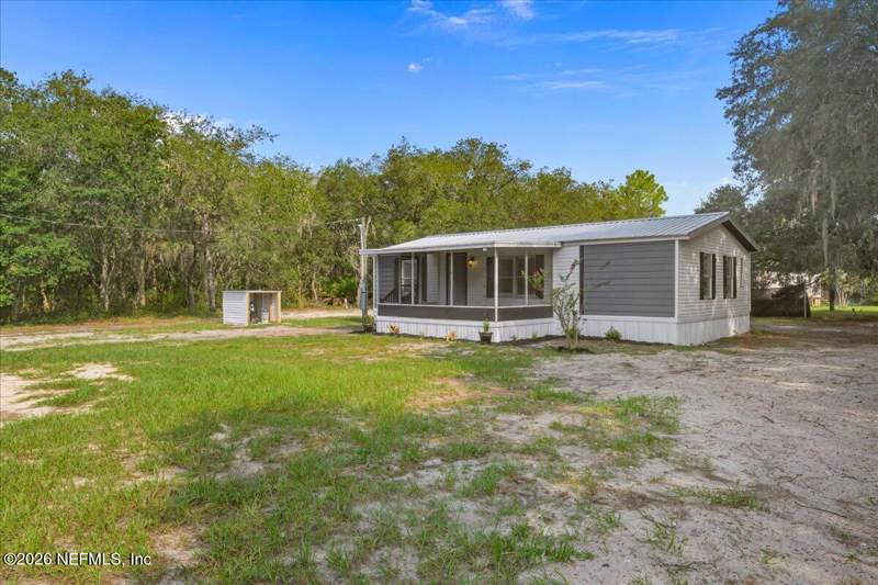 2 bedroom Manufactured Home at 220 Glisson Street, Metes & Bounds, Interlachen — photo 2