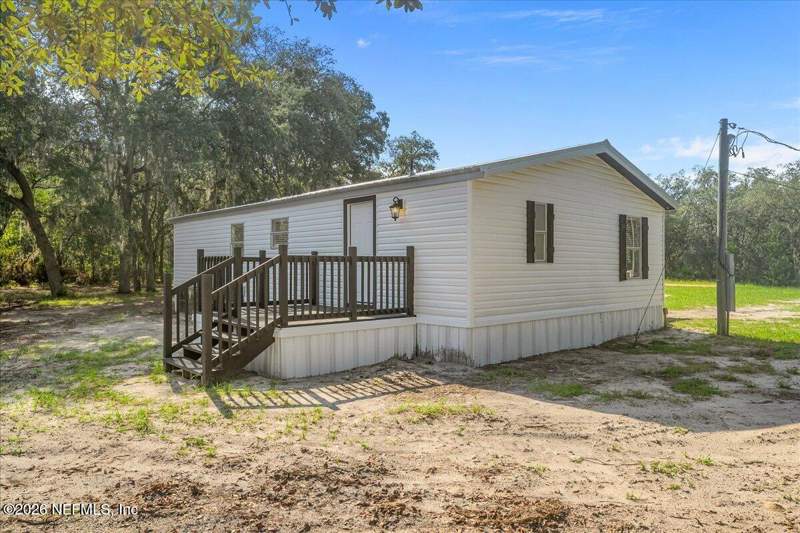 2 bedroom Manufactured Home at 220 Glisson Street, Metes & Bounds, Interlachen — photo 4