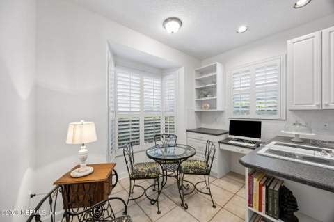 4570 Middleton Park Circle, Jacksonville FL - photo 9 of 52