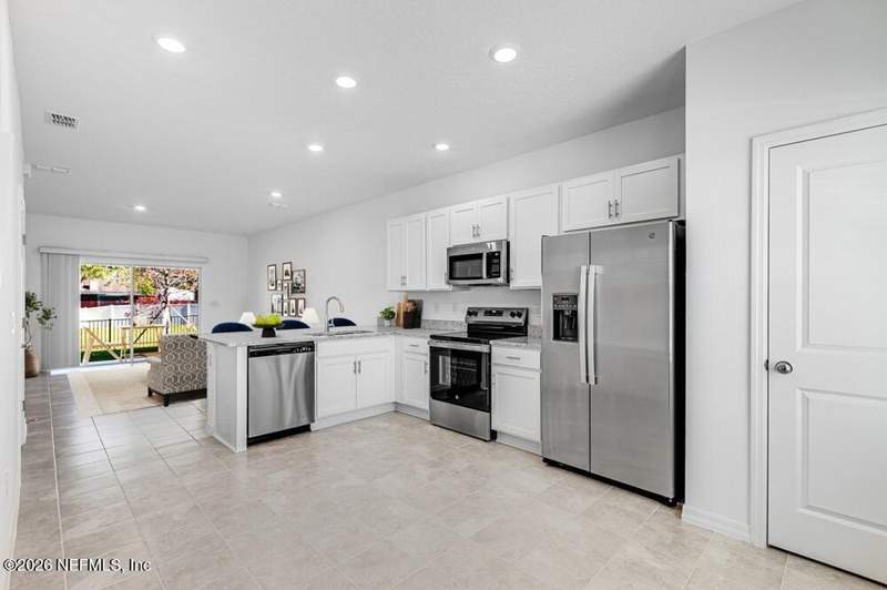 2 bedroom Townhouse at 7212 Sabal Terrace, Sabal Terrace Townhomes, Jacksonville — photo 2