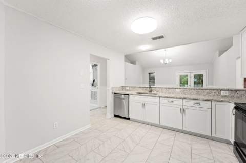 6952 Huntington Woods Circle, Jacksonville FL - photo 12 of 26