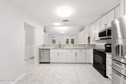 6952 Huntington Woods Circle, Jacksonville FL - photo 11 of 26