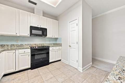 4550 Middleton Park Circle, Jacksonville FL - photo 9 of 39