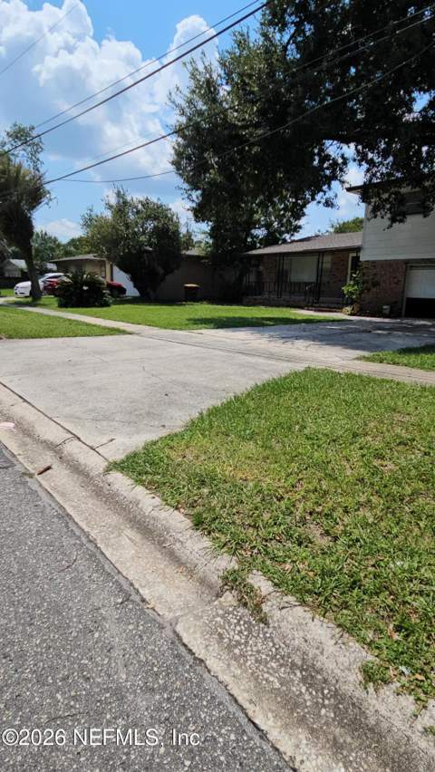 8264 Caravelle Drive, Jacksonville FL - photo 8 of 37