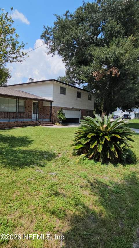 8264 Caravelle Drive, Jacksonville FL - photo 10 of 37