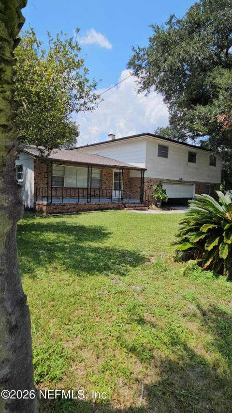 8264 Caravelle Drive, Jacksonville FL - photo 9 of 37