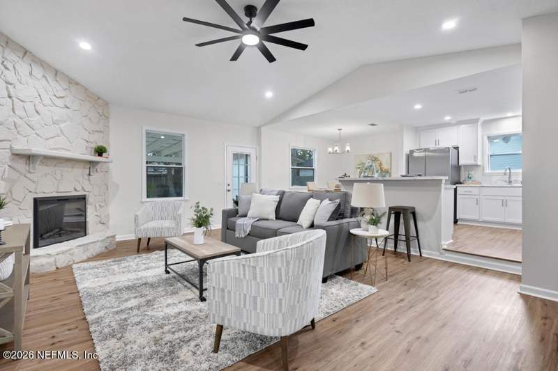 3 bedroom Single Family Residence at 7185 Loves Drive, Pleasant Oaks, Jacksonville — photo 3