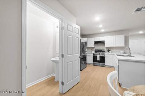 8404 Berry Avenue, Jacksonville FL - photo 10 of 33