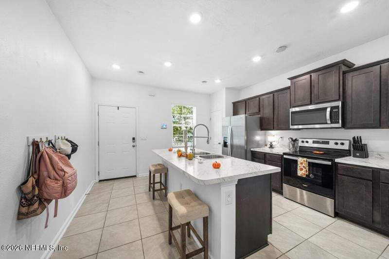 2 bedroom Townhouse at 8241 Watercourse Way, Rivergate, Jacksonville — photo 4