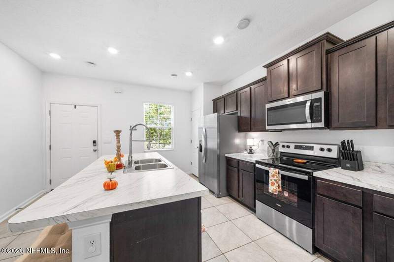 2 bedroom Townhouse at 8241 Watercourse Way, Rivergate, Jacksonville — photo 5