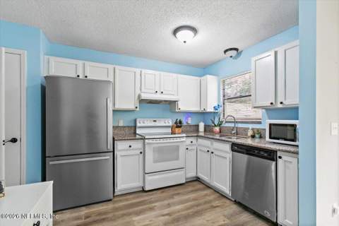 3957 Laurelwood Drive, Jacksonville FL - photo 8 of 21