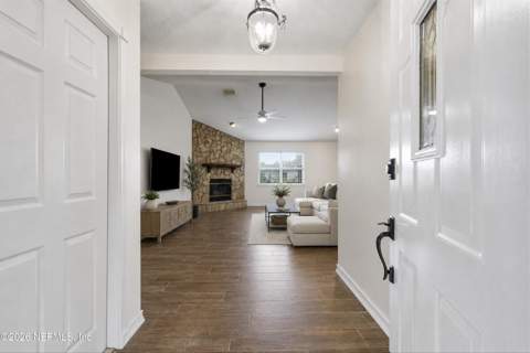 7395 Petrell Drive, Jacksonville FL - photo 6 of 25