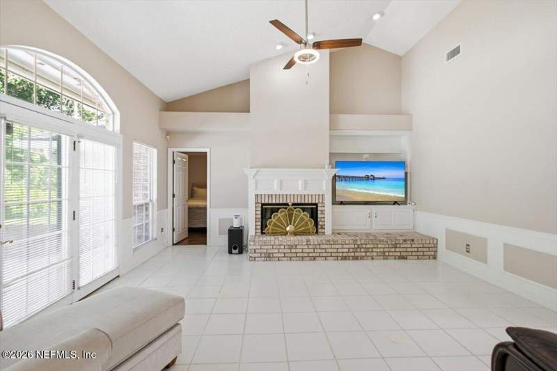3 bedroom Single Family Residence at 4624 Confederate Oaks Drive, Confederate Oaks, Jacksonville — photo 4