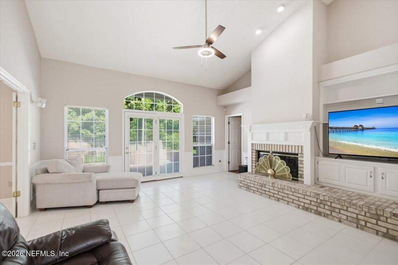 3 bedroom Single Family Residence at 4624 Confederate Oaks Drive, Confederate Oaks, Jacksonville — photo 5