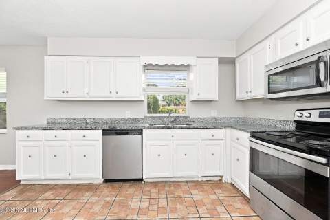 6015 Caprice Drive, Jacksonville FL - photo 7 of 22