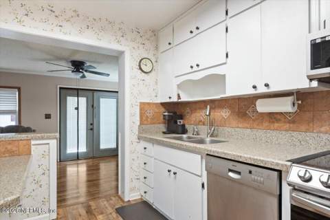 6016 Holly Bay Court, Jacksonville FL - photo 20 of 38