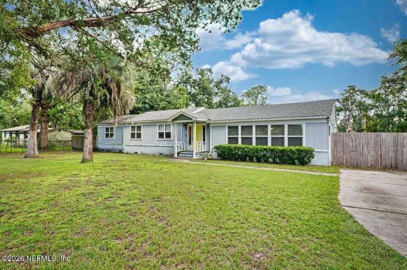 4 bedroom Single Family Residence at 11351 W Court Boulevard, Pineview Heights, Jacksonville — photo 3