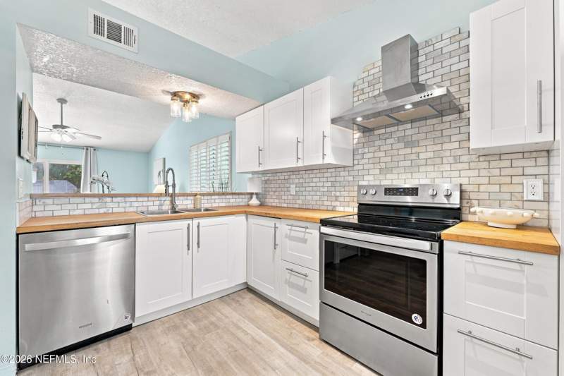 3 bedroom Townhouse at 696 Aquatic Drive, Aquatic Gardens, Atlantic Beach — photo 5