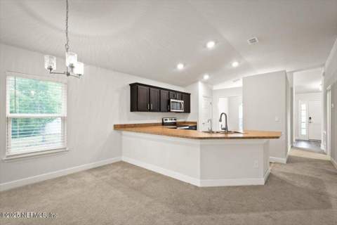 7271 Gateway Court, Jacksonville FL - photo 9 of 31