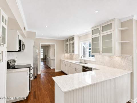 8239 Hollyridge Road, Jacksonville FL - photo 18 of 45