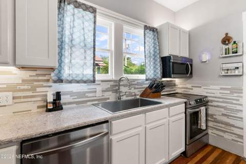 2357 Dellwood Avenue, Jacksonville FL - photo 12 of 35