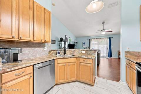 13964 Crestwick Drive, Jacksonville FL - photo 7 of 30