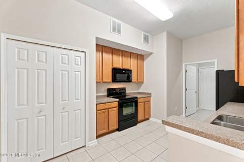 7059 Deer Lodge Circle #104, Jacksonville FL - photo 10 of 35