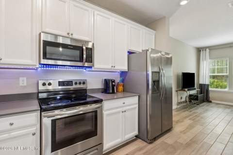 10394 Benson Lake Drive, Jacksonville FL - photo 17 of 45