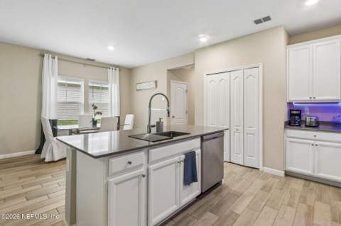 10394 Benson Lake Drive, Jacksonville FL - photo 16 of 45
